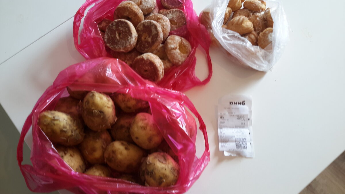 Иклеры по 209 руб. за кг. Картофель 36 руб. за кг. Пряник (Краснодарский) 170 руб.