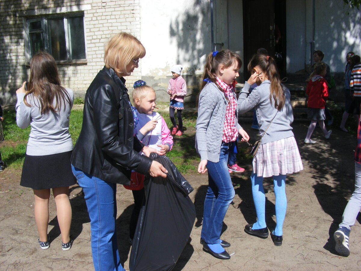 Так выглядела уборка территории в лагере. Фото : krsh1.ucoz.ru