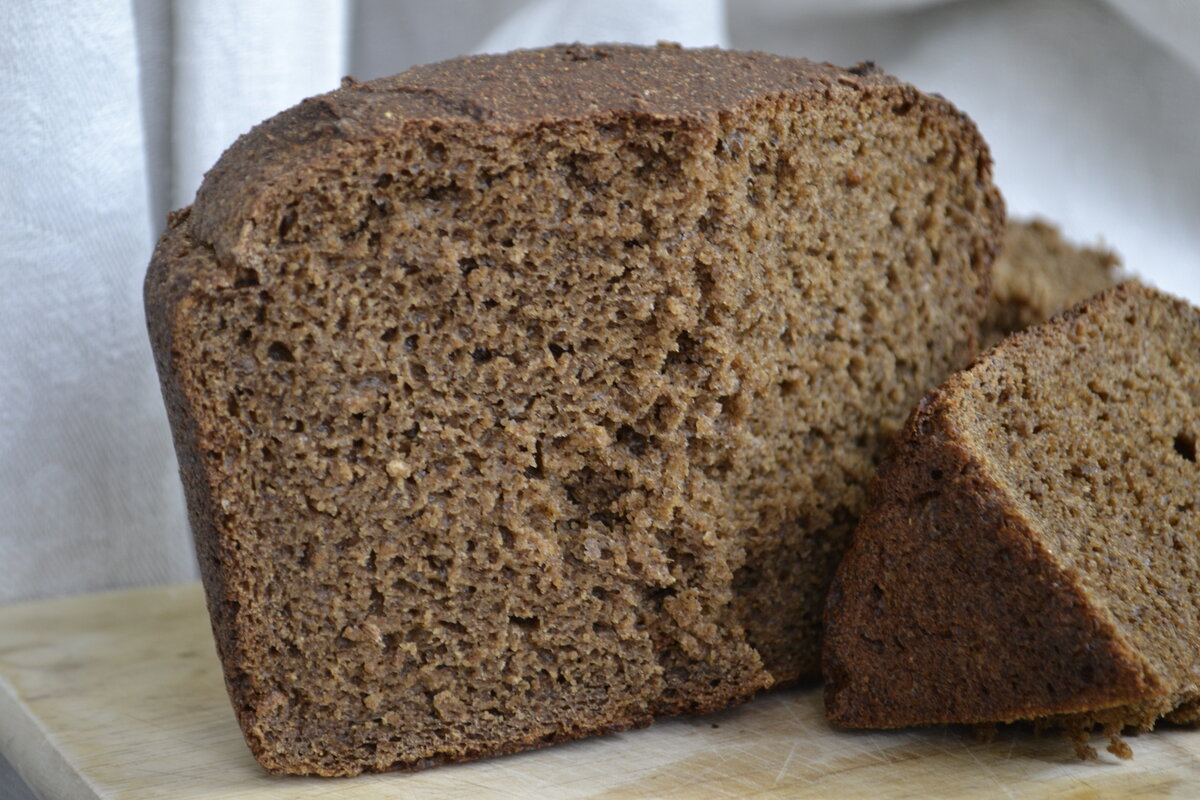 Рецепт ржаного хлеба на закваске в хлебопечке. Ржаной хлеб. Ржаной хлеб на закваске. Хлеб ржаной с солодом. Черный хлеб на закваске.