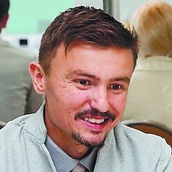 — На сегодняшнем занятии мы поговорим о взаимопонимании. Захар, как ты думаешь, что это такое? — ​спрашивает модератор группы психолог Василий БАХОЛДИН.
— Это когда один человек понимает другого, — ​немного стесняясь, отвечает Захар, высокий, улыбчивый парень лет 18.
— Как ты думаешь, важно, чтобы другой человек правильно понимал твои слова?
— Важно, да.
— Если ты хочешь, чтобы я что-­то сделал, ты должен донести свои мысли так, чтобы я это правильно понял и исполнил, — ​объясняет Василий Бахолдин. — ​Сейчас мы с вами поиграем в игру «Слепой поводырь». Она учит именно этому.
«Поводырём» становится Захар, один из его товарищей по группе — ​Артём — ​«слепым», ему завязывают глаза платком. Задача Захара — ​помочь Артёму перейти из одного конца комнаты в другой так, чтобы тот не столкнулся с препятствиями — ​стульями.
— Сделай два шага влево, — ​руководит Захар, внимательно наблюдая за товарищем. — ​Теперь иди прямо. Два шага. Небольших.
«Поводыря» тренинг учит заботе и вниманию к другому человеку. Для «слепого» это упражнение на доверие к окружающему миру.