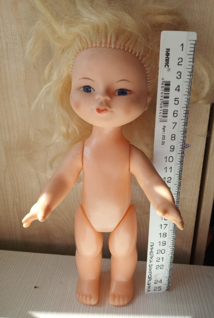 Вот такая небольшая советская кукла. Высота примерно 25 см, тело и ноги - пластмасса, руки и голова резиновые, волосы прошитые