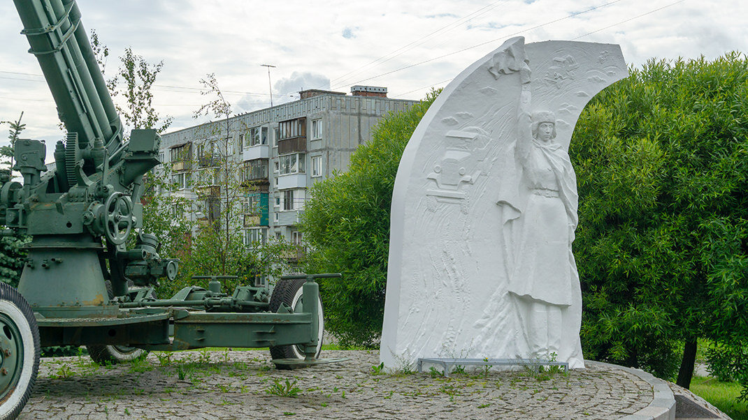 Памятник фронтовой регулировщице рядом с каким городом. Мемориальный комплекс дорога жизни 1. Памятник блокадной регулировщице. Памятник блокадной регулировщице Рябовское шоссе. Памятник регулировщице дорога жизни блокадного Ленинграда.