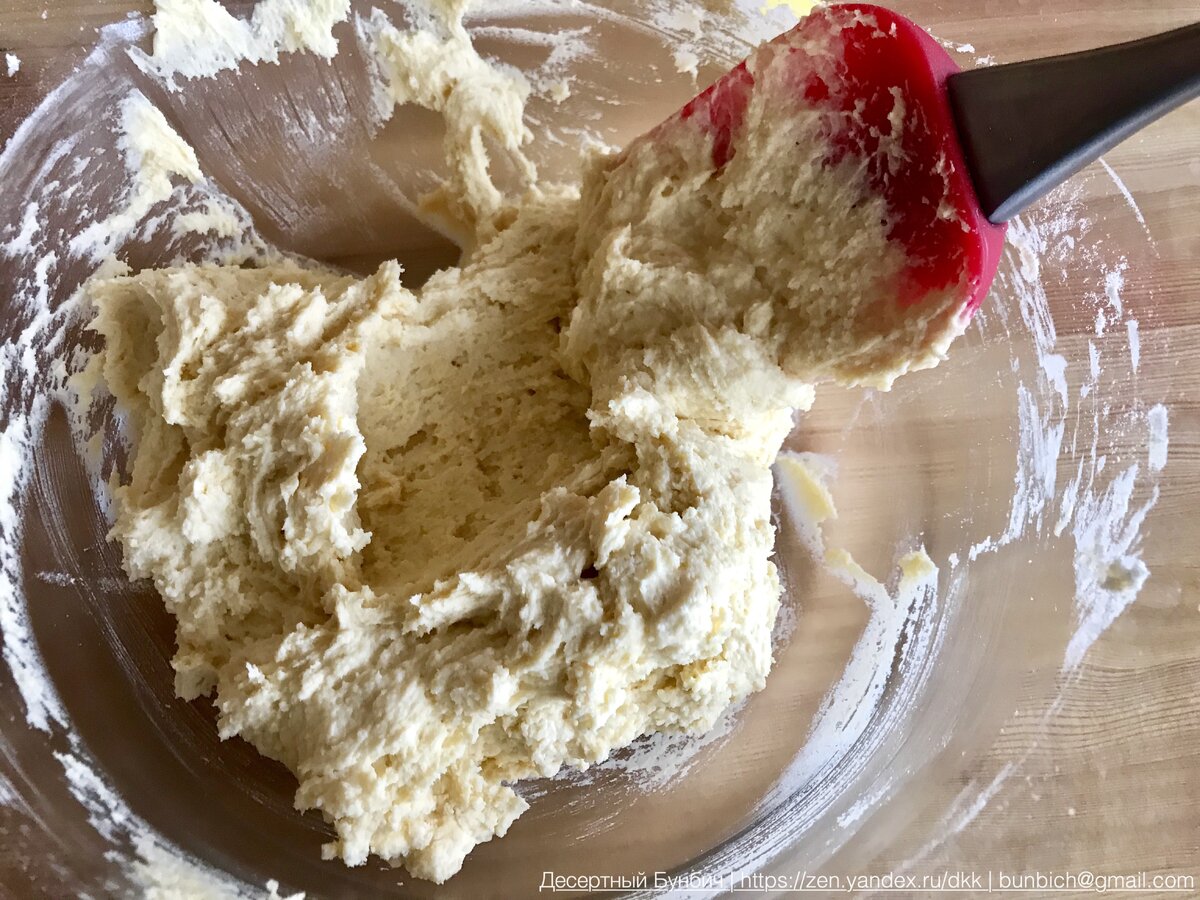 Готовое тесто получается густое и липкое