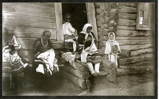 Старинное фото. Женщины всей семьей вышивают.