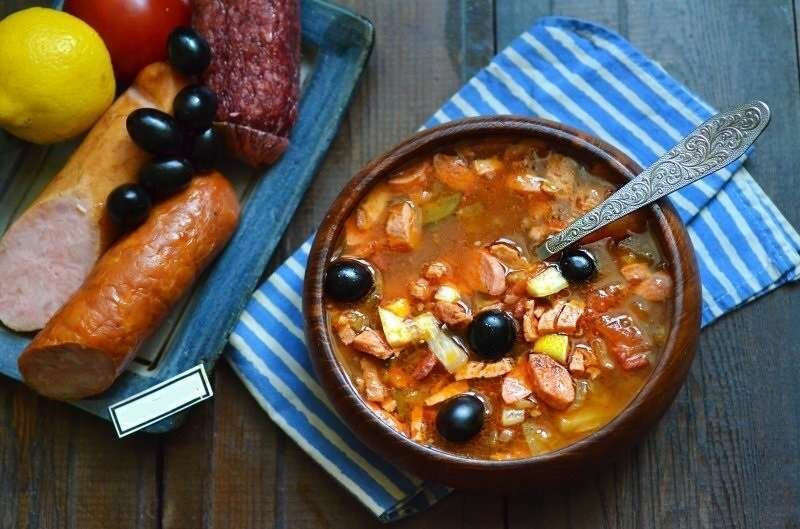 Суп солянка с оливками колбасой лимоном и огурцами рецепт фото пошагово и видео