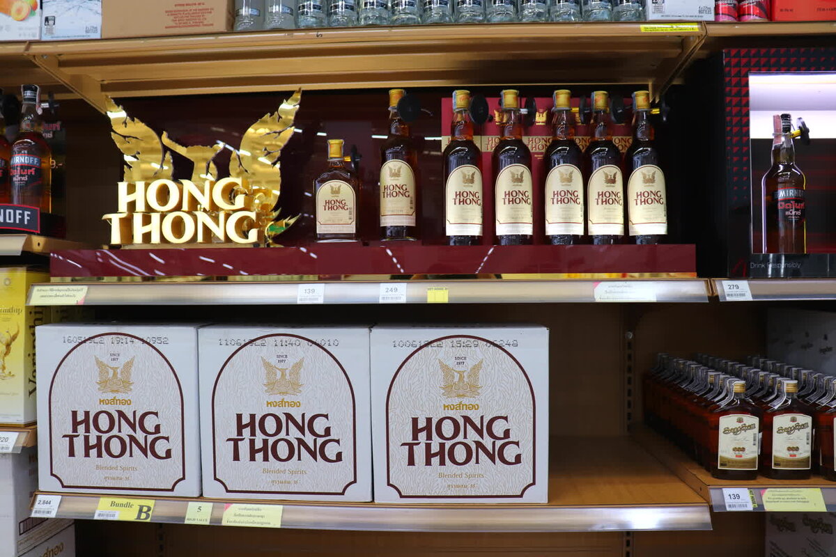 Hong thong ром. Хонг Тонг Ром. Тайский виски Hong thong. Тайский Ром. Алкогольные напитки Тайланда.
