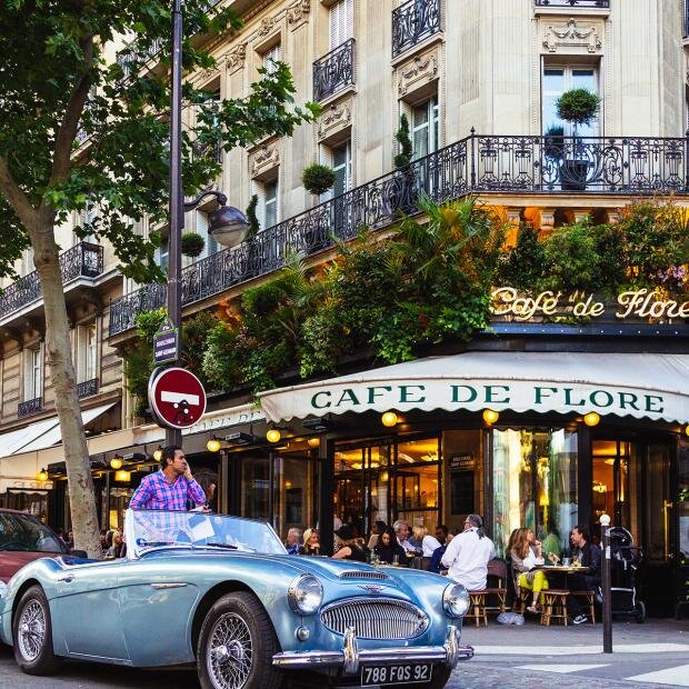 Классика встречается с классикой - перед "Café de Flore" в Сен-Жермен-де-Пре припаркован не очень старый спортивный автомобиль