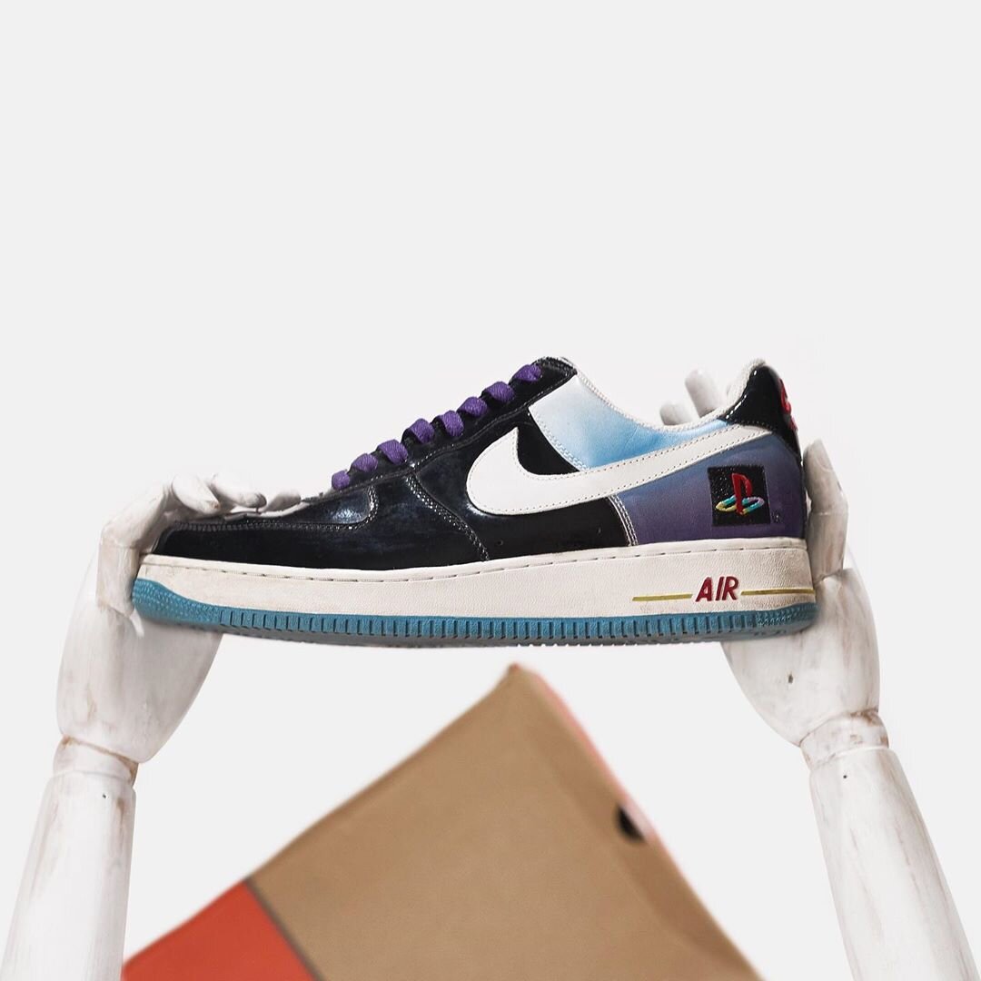 Фотография пары кроссовок Nike, о которых пойдет речь.