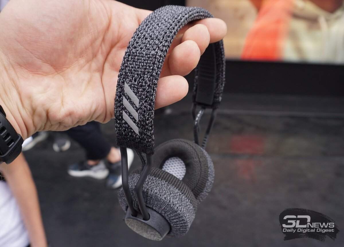 И на самом деле, тканевая отделка — это довольно спорное решение, ведь при занятиях спортом человек потеет, и ткань на наушниках явно будет впитывать эти выделения, со всеми вытекающими из этого неприятными последствиями. Правда, амбушюры у накладных RPT-01 съёмные, и их можно будет постирать. 
