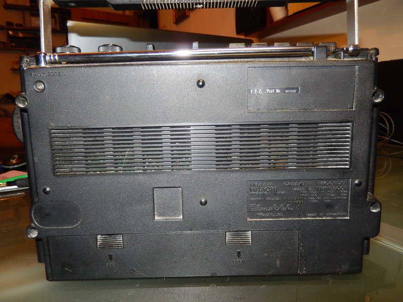  Переносная кассетная магнитола HITACHI TRK-5300E может работать от шести 373 батарей, снизу батарейный отсек