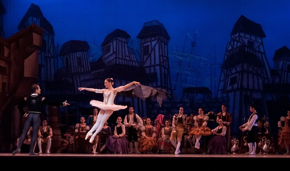 https://cdn.pixabay.com/photo/2014/11/25/15/32/ballet-545291_960_720.jpg