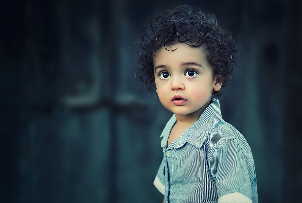 https://cdn.pixabay.com/photo/2015/06/22/08/40/child-817373_1280.jpg