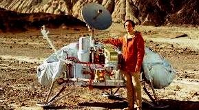 астроном Карл Саган у макета станции «Викинг»