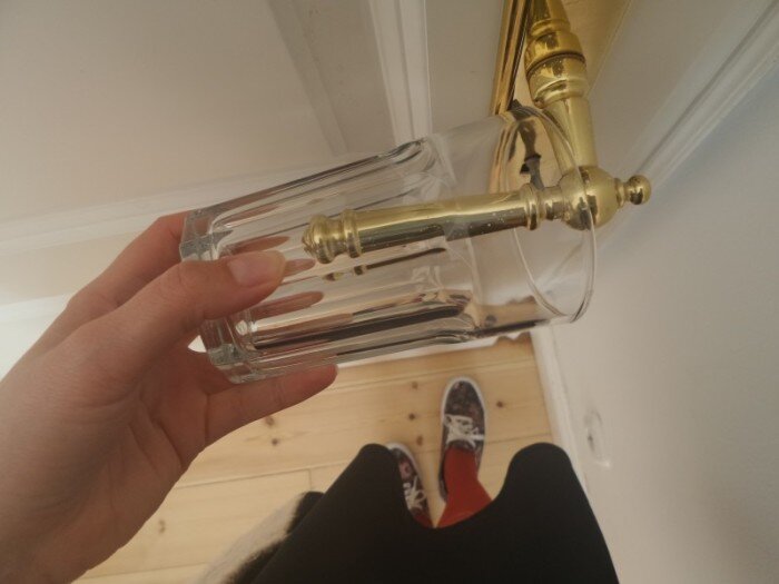 Почему нужно вешать стакан на ручку двери в отеле.