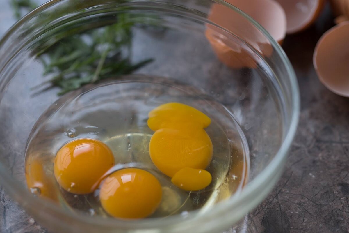 Пить домашние яйца. Отарное ияйцо с Такана. Домашняя яичница из микрозелени.