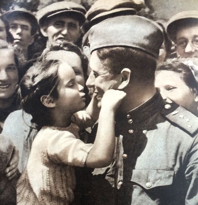 Встреча советских солдат. Встреча солдата. Солдаты Победы 1945. Советский солдат с ребенком. Дети в день Победы 1945.