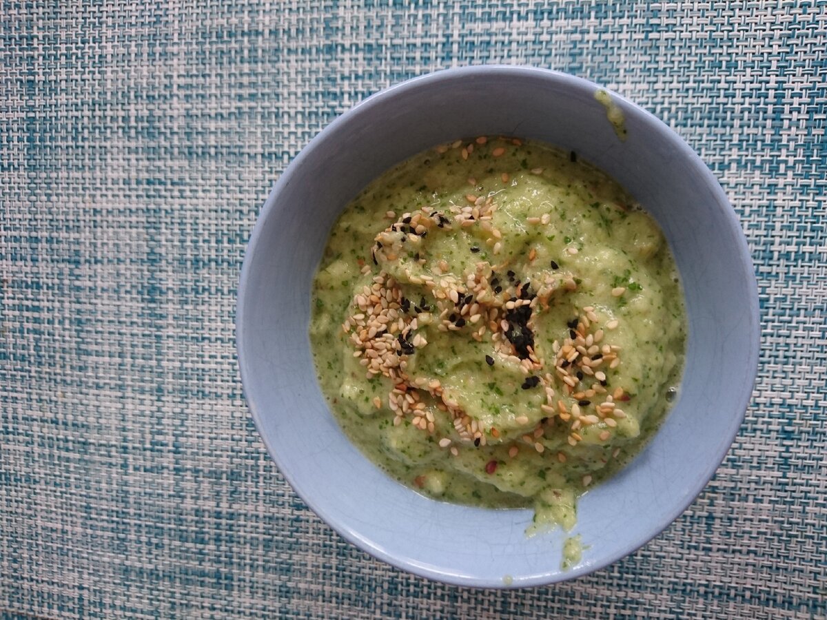 Живая каша из яблока, листьев салата и банана, посыпано кунжутом