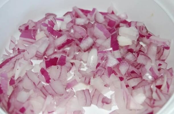 красный репчатый лук измельчаем ножом