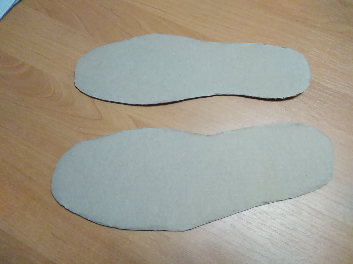 А вот и мои самодельные стельки, впитывающие влагу. (Фотографировал под углом, так что визуально они получились разные).