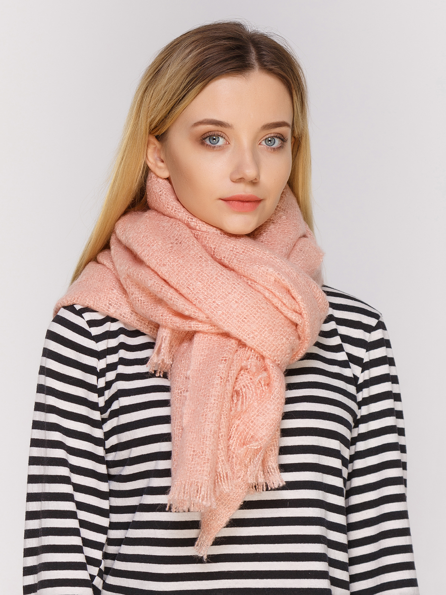 Вот отличный пример, как довольно яркий цвет помады почти незаметен из-за того, что в образе присутствует похожий оттенок.