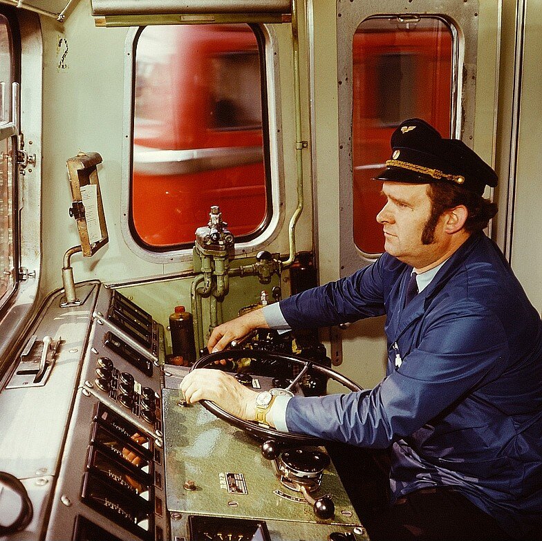 Машинист локомотива , 1981 год , Дрезден . Источник фотографии интернет энциклопедия Википедия .