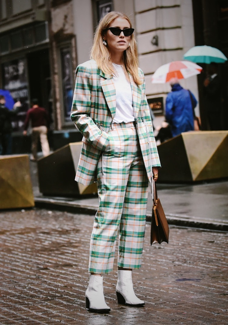 Белая футболка для клетчатого костюма