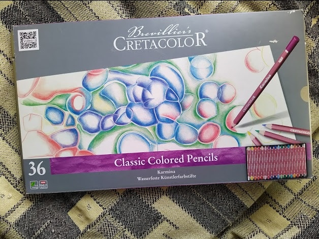 обернута картоном ( под ним простая железная коробка)