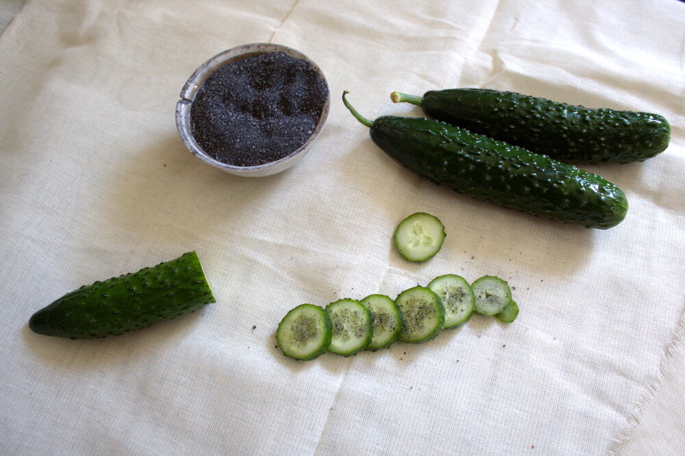 Если проехать 200 километров на северо-запад от Костромы по местному бездорожью, по которому еще Сусанин польские войска водил, то можно попасть в небольшую деревню Иваньково, где находится единственное в России фабричное производство черной соли.  Сейчас она мало кому известна, но на Руси была весьма популярной. Ее готовили раз в году в Чистый четверг, он же Великий, накануне Пасхи. Отсюда и название – четверговая соль. 