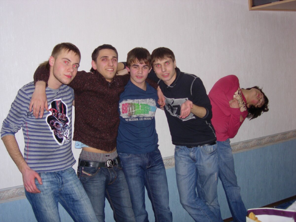 это мощное домашнее Patty ( тусовка ) Тут : Я , Артем , Тимур, Стас, а парень который сфотографировался  в другую сторону вроде его звали Руслан , потом в буквальном смысле плавал на кровати, тогда это конечно все было достаточно весело)