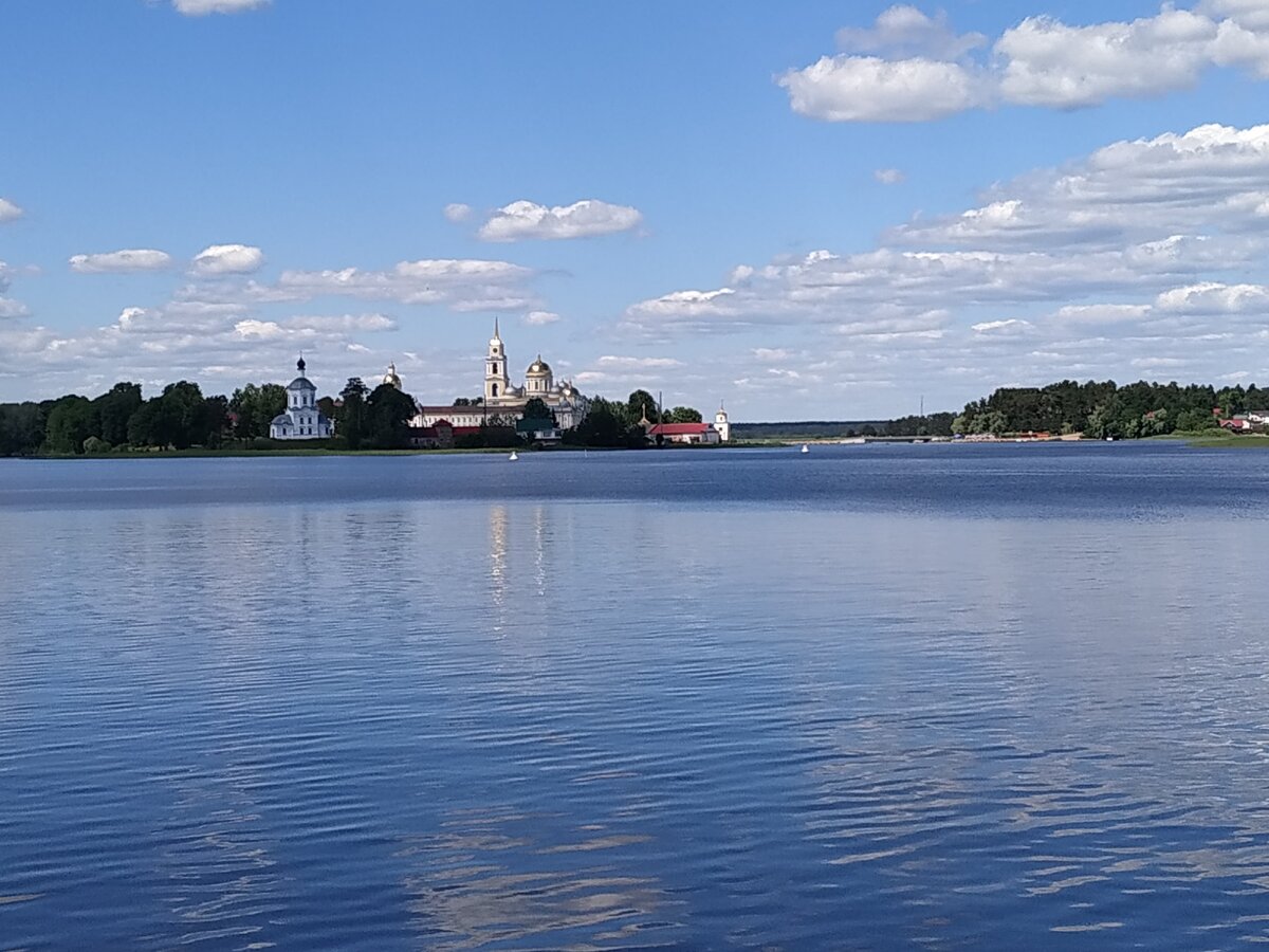 Вид на Нило-Столобенскую пустынь
