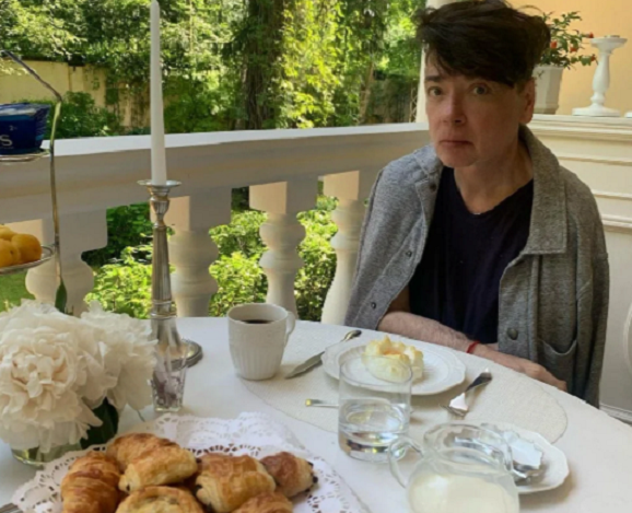 Валентин Абрамович на веранде своего дома. Фото: vk.com