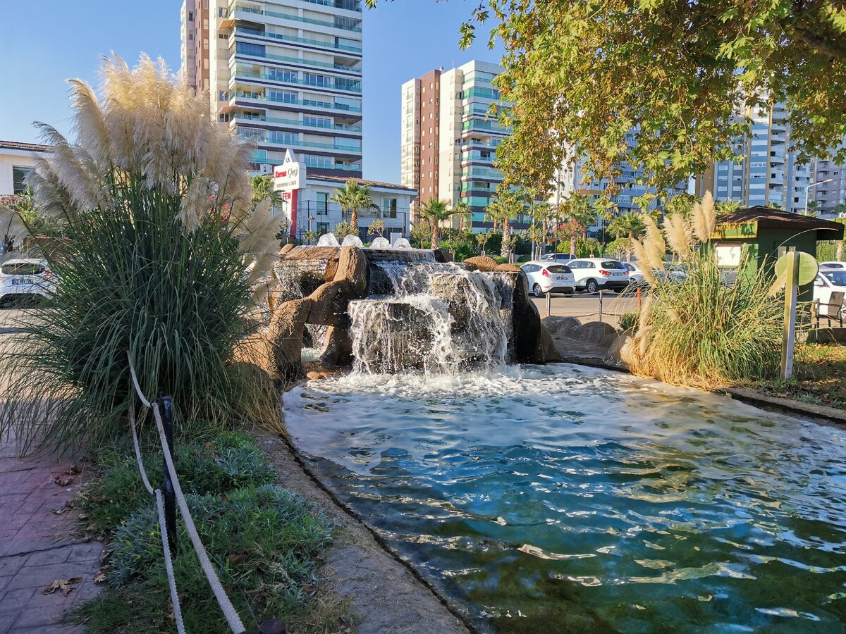 Так и со стороны кафе