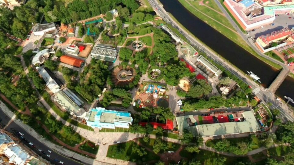 Ленинградский зоопарк практически напротив Петропавловки