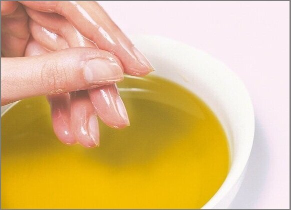 Масляные маски для ногтей способствуют  быстрому росту ногтей, предотвращают расслаивание, снижают ломкость.
