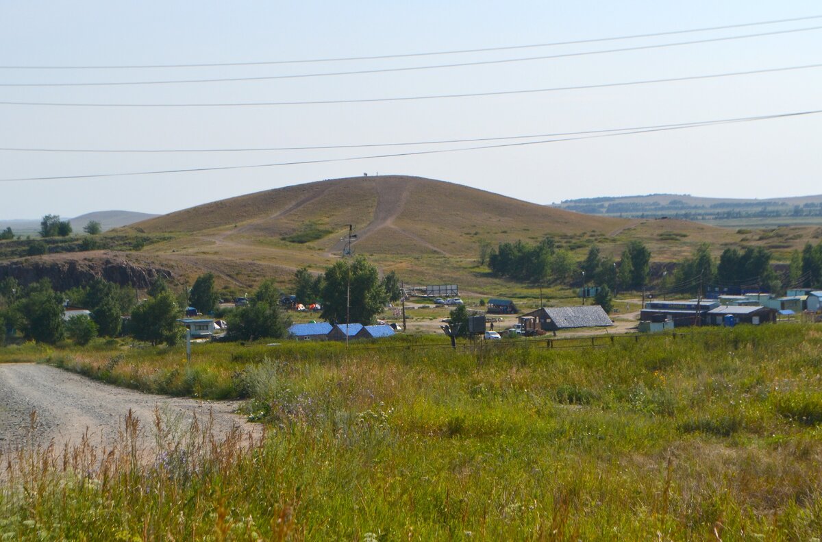 Вид на лагерь и "Шаманку"