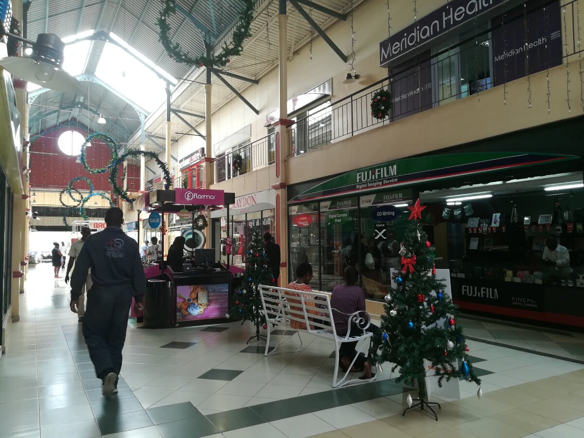 По новогоднему украшенный зал супермаркета в Найроби