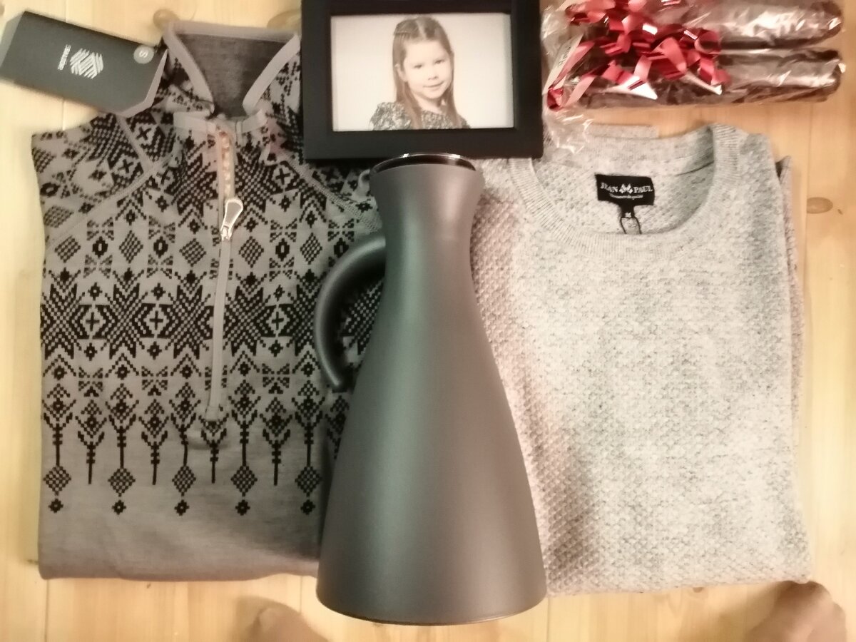 Подарки от семей дочерей Фреда. 