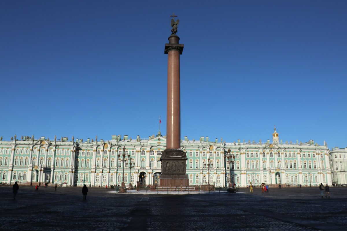 Линия санкт петербурга. Александровская колонна шпиль. Александровская колонна Адмиралтейская и Исаакиевская площади. Небесная линия Санкт-Петербурга. Александровская колонна ноябрь.