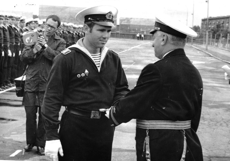 Главному корабельному старшине Прибылову Ю.А. лейтенантские погоны и кортик вручает начальник КВВМУ Герой Советского Союза вице-адмирал Владимир Степанович Пилипенко, г. Калининград, июнь 1974г.