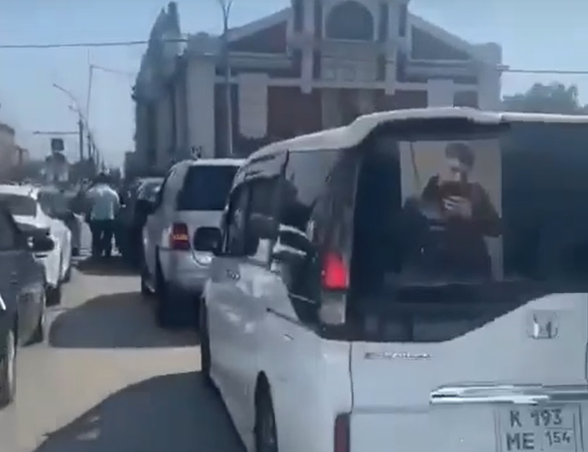 Несанкционированный автомарш азербайджанцев с портретами Абдуллаева на машинах в Новосибирске. Скриншот видео/соцсети