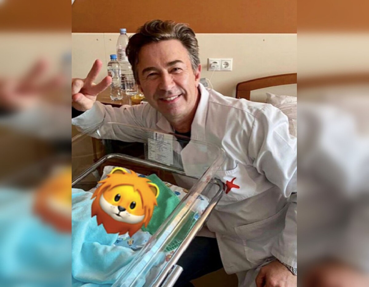 Валерий Сюткин в палате с новорожденным
