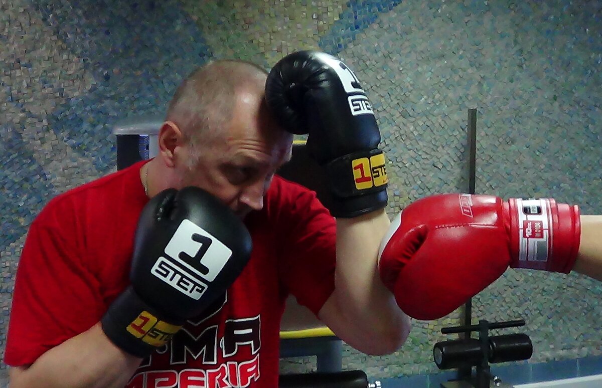 Фото сделано в 2016 году. Мне здесь 48 лет. Волгоград, спортивный клуб "ВолгаФит". Я здесь много лет отработал массажистом. 