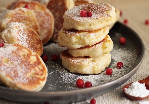 Пышные оладьи на молоке с дрожжами: быстрый рецепт