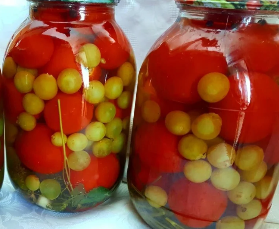 Рецепт помидоров литровые банки фото. Закатка помидоров черри. Консервированные помидоры с виноградом. Помидоры виноград. Помидоры с виноградом на зиму.