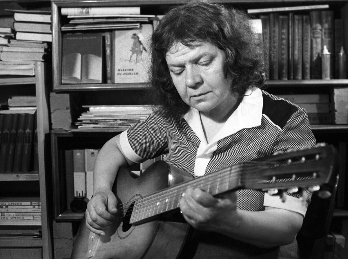 Новелла Николаевна Матвеева, великий российский поэт и бард.