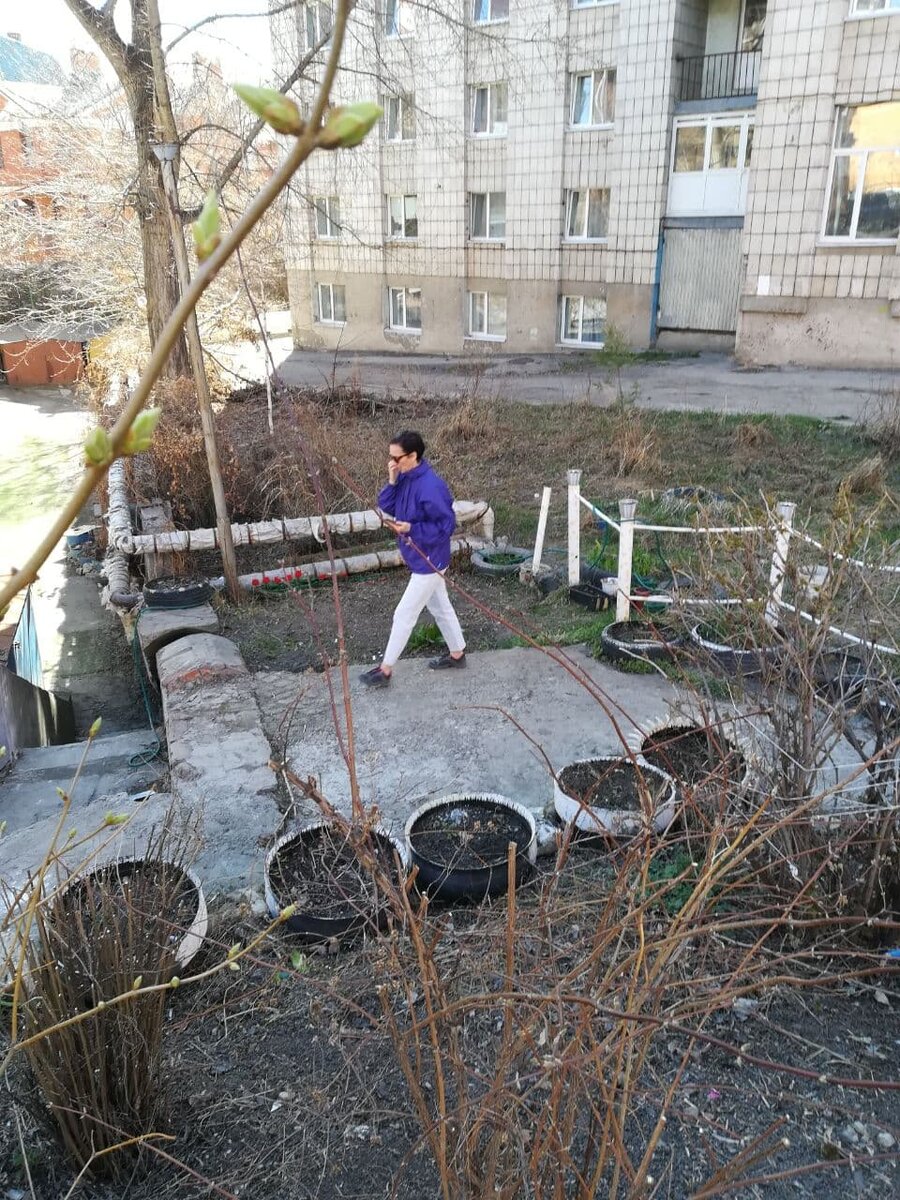 Оксана ходит по злополучному району и даже болтает с местным жителем в коридоре старого дома