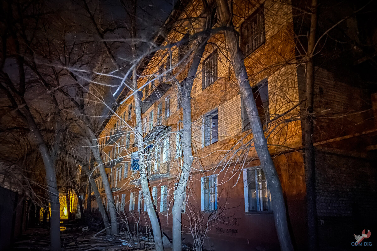 Выселенный дом на окраине летного городка. 