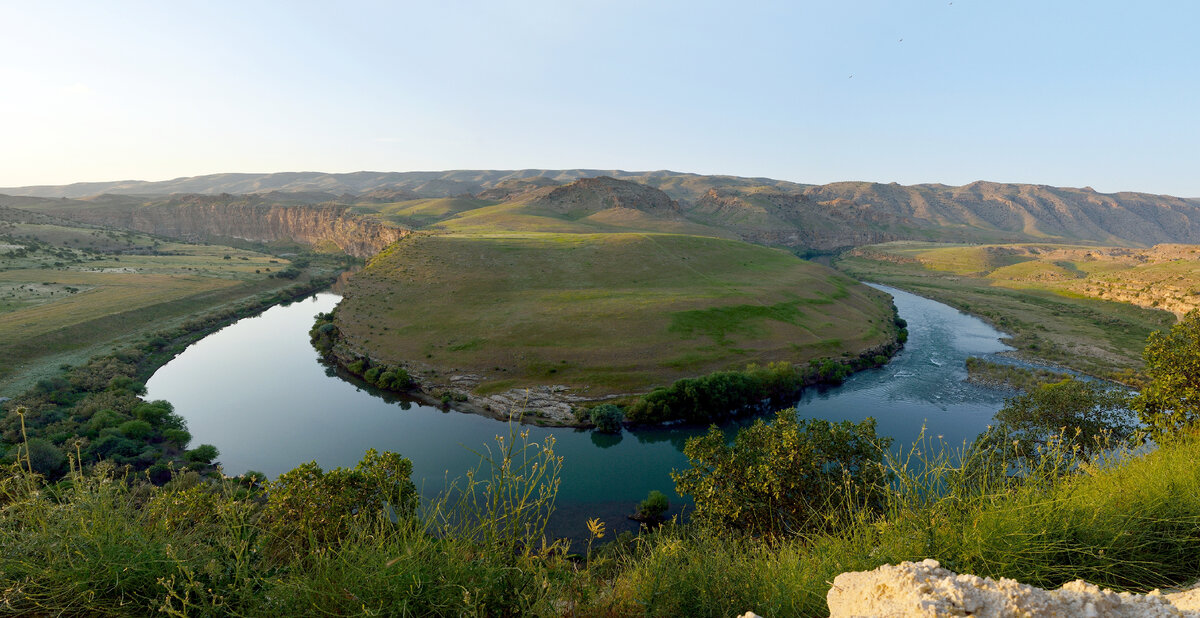 Река тигр в какой стране. Tigris River. Река тигр в Ираке. Природа река Евфрат. Река Диджле.