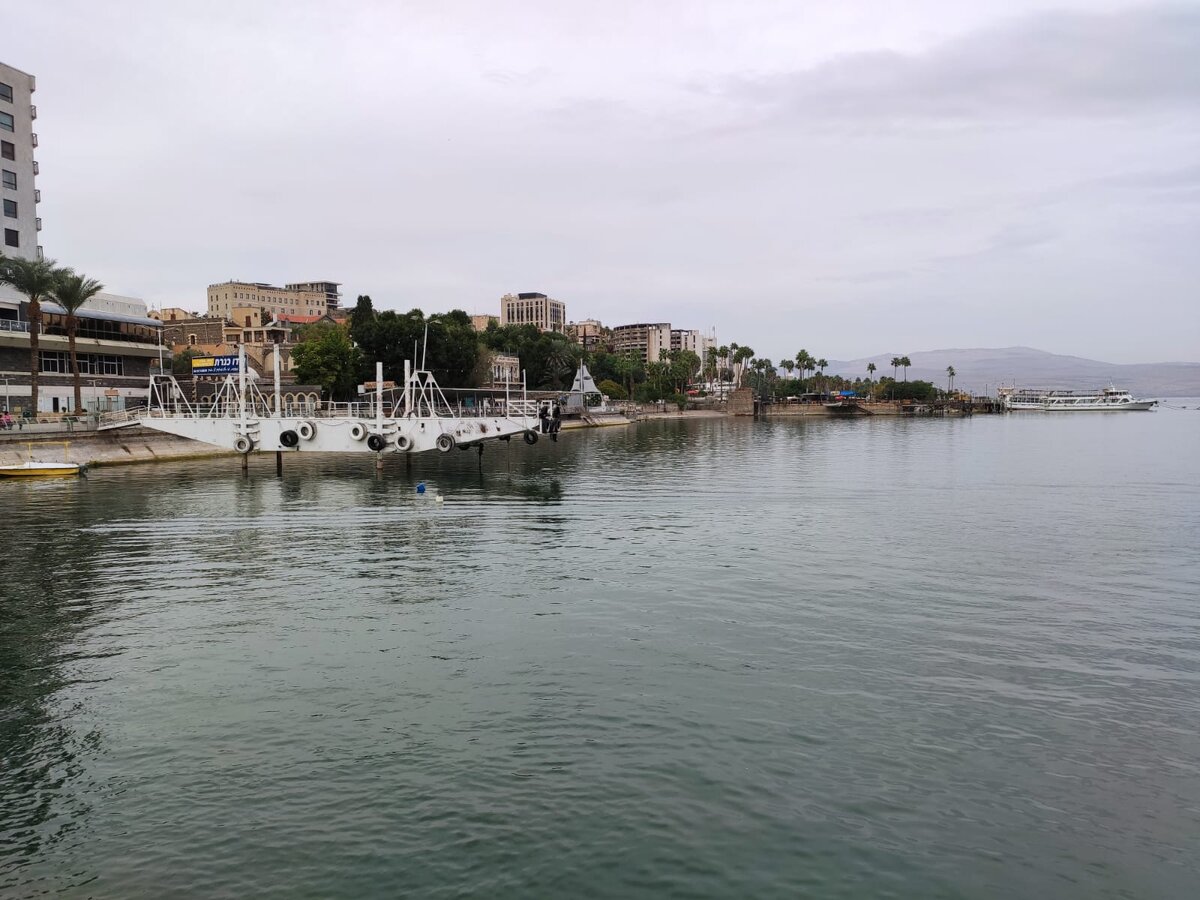 Пресноводное озеро Кинерет. Тверия