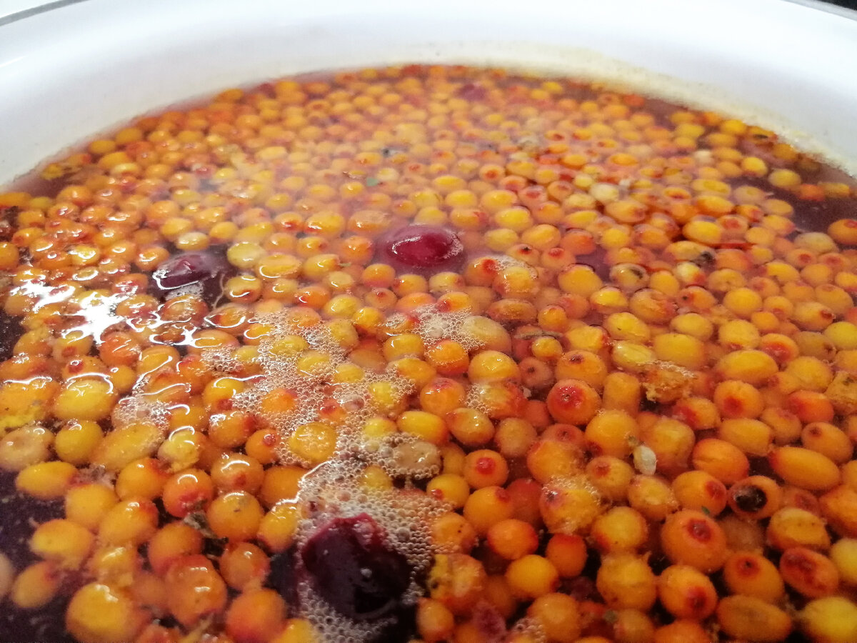 Даю полностью остыть, затем процеживаю. Ягоды я протираю через сито и ещё раз процеживаю. 
